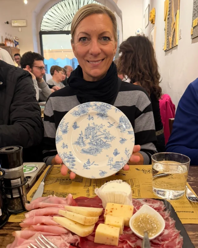💙 A timeless moment on the tabletop 💙
Kris spotted this beautiful Vintage Prints plate by @churchill_1795. Soft blue tones, a classic pattern, effortless elegance.

🍽️ Ready to bring this look to your tables? 📩 Message us.