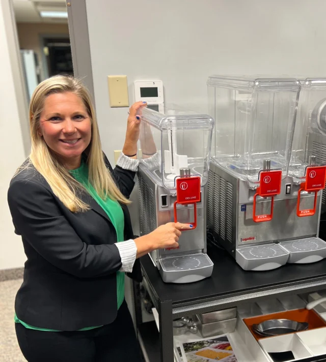 😎 Kristy’s chill level? Off the charts.
She’s hanging out with the @ugoliniusa Arctic Deluxe — where every sip stays perfectly mixed, ice-cold, and picture-ready.

Crystal-clear bowls, paddle mixing, and Italian design? That’s the kind of cool we can get behind.
📲 Ready to upgrade your beverage game? Contact us today!