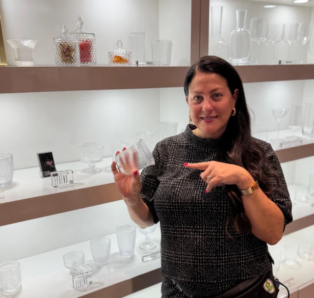 Some people collect compliments. Melissa collects beautiful glassware. 😉
The Legend Collection by @hospitalitybrands proves that the right glass can make even water feel like a five-star experience. Want to see it in person? 

Let's connect and plan a visit to our Experience Center 🥂