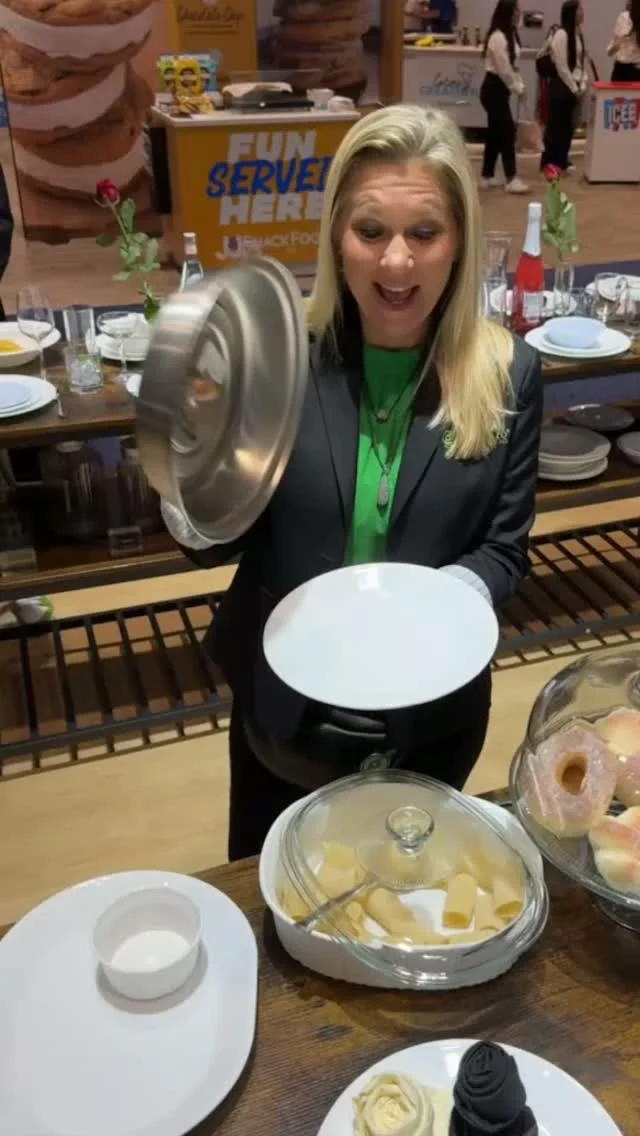 🍽️✨ Ready for the big reveal?
Lifts cover... It's @corelledining. 😍

Timeless style, incredible durability, and dinnerware that's built to keep up with busy foodservice. Some things are worth the wait.

Ready to uncover the right collection for your operation? Message us or plan a visit to our Experience Center! 💚
@anchorhockingfoodservice