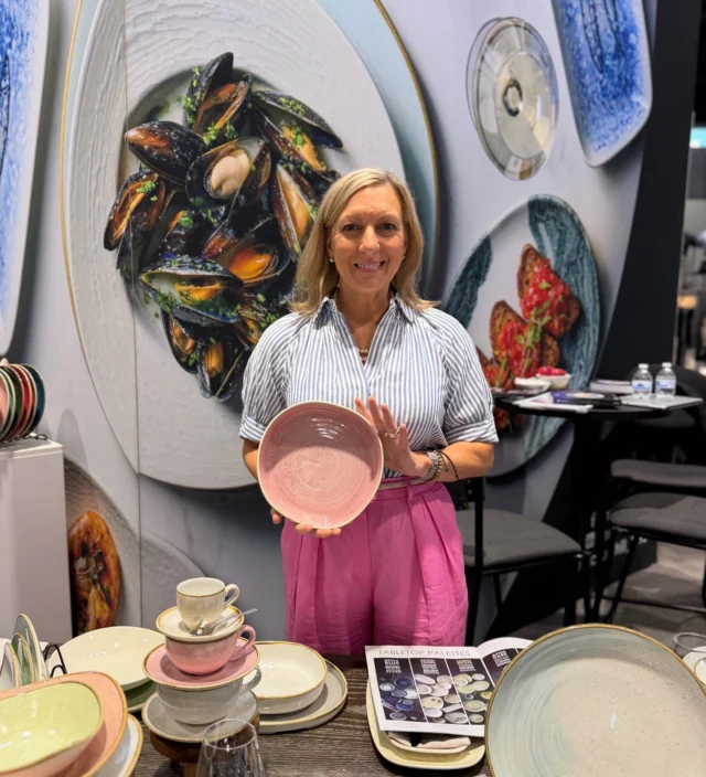 Every piece tells a different story. 🎨✨

@churchill_1795's Stonecast collection is known for its hand-decorated finishes, rich reactive glazes, and unique character—meaning no two pieces are exactly alike. It's the kind of tabletop that helps every dish stand out.

Kris couldn't resist stopping to admire Stonecast in petal pink. 💕
Which Stonecast color would you choose for your menu? Tell us below! 👇
