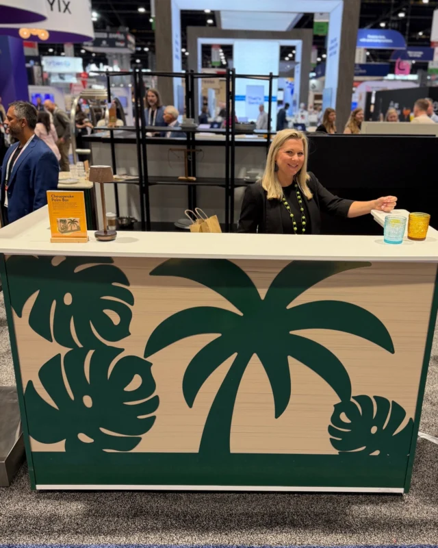 It’s green. It’s tropical. It’s a total palm-stopping showpiece. 🌴👀
@lwbanquetfurniture absolutely understood the assignment with this Cheesepeak Palm Bar, bringing big resort vibes without the airline baggage fees.

We’re pretty sure piña coladas just taste better here. 🍹
Message us to learn more and see what’s possible for your next space.